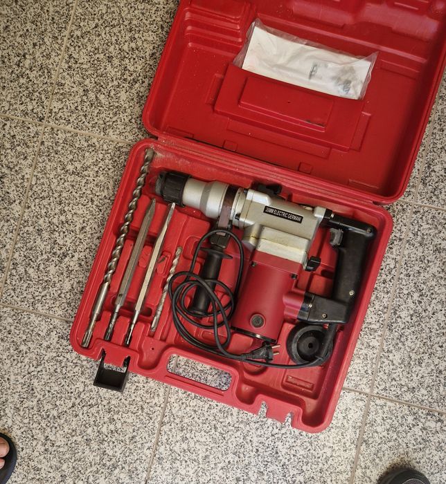 Berbequim furadora com brocas e acessórios na mala