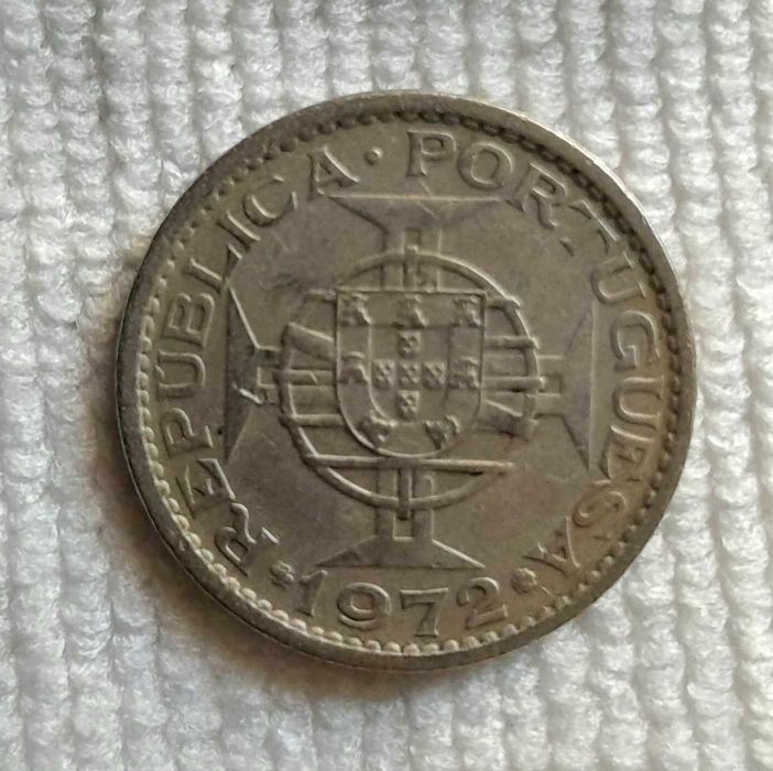 Moedas de Angola 2$50 escudos 1967 / 5 escudos 1972 e 10 escudos 1970
