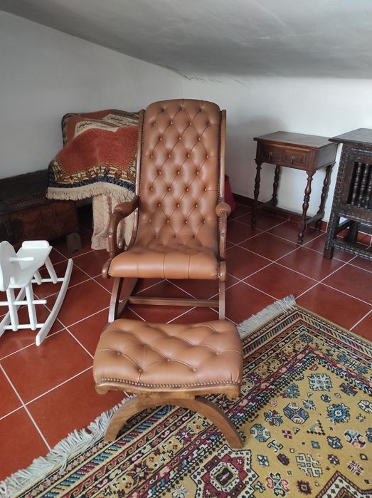 Cadeira de baloiço e banco em pele