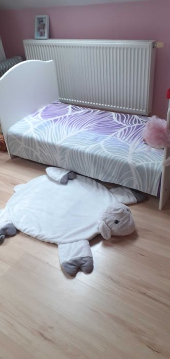 Dywanik lub okrycie Ikea, owieczka
