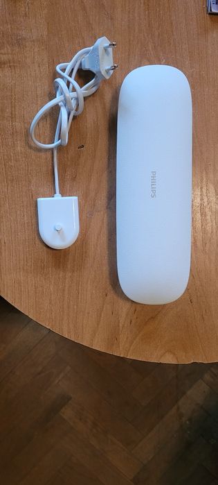 Etui do ładowania szczoteczki oraz ładowarka firmy Philips nowe