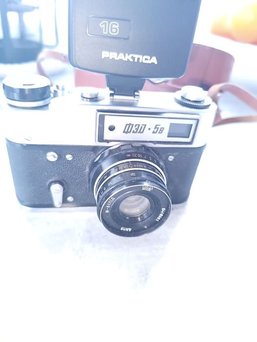 Stary aparat fotograficzny FED 5 B z lampą