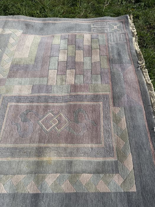 Duży, bardzo ciężki dywan o wymiarach 300x250 cm. Ręcznie tkany.