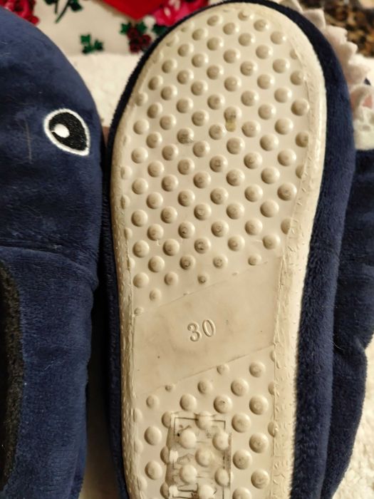 ciapy , kapcie Rekinki /wieloryby ? rozmiar 30 dla chłopca