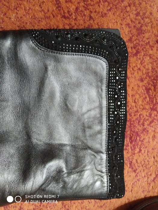 Продам женские зимние кожаные сапожки чёрного цвета.