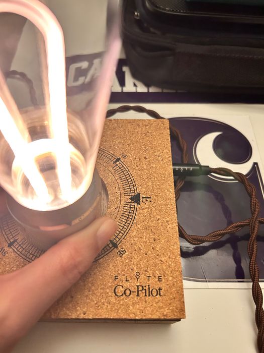 Candeeiro de levitação magnética FLYTE