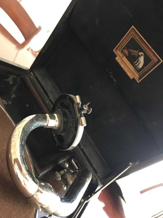 Gramofone portátil “His Masters Voice” antigo