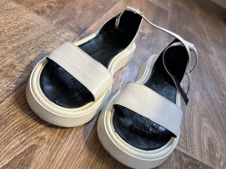 Продам босоножки