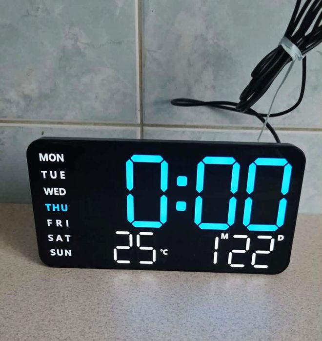 Cyfrowy Zegar Ścienny Lub Na Biurko  Z Termometrem