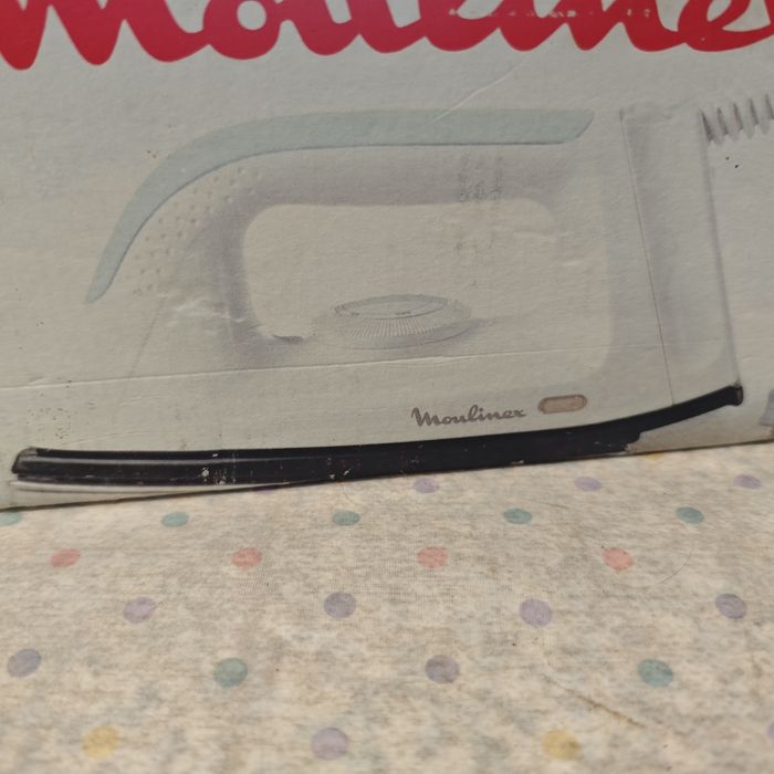Ferro de passar á ferro da marca moulinex