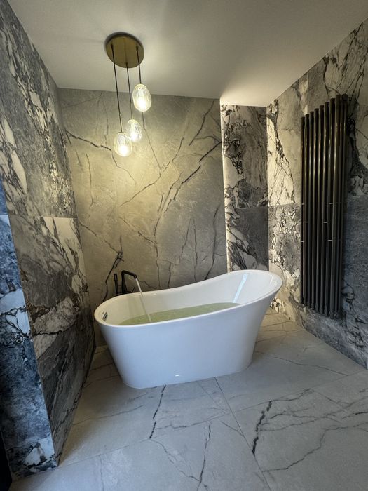 Łazienki, układanie płytek, kamienia, parapety, kominki.