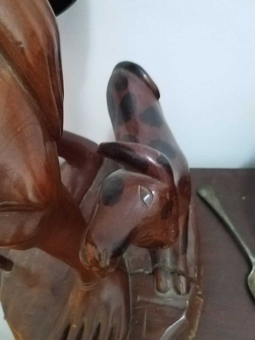 Escultura de caçador ancião com o seu cão- Madeira oriental