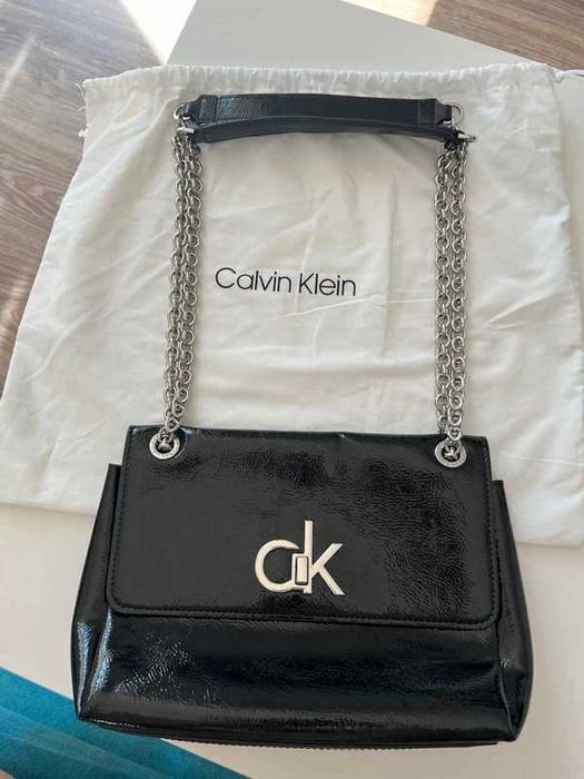 Torebka na ramię Calvin Klein lakierowana