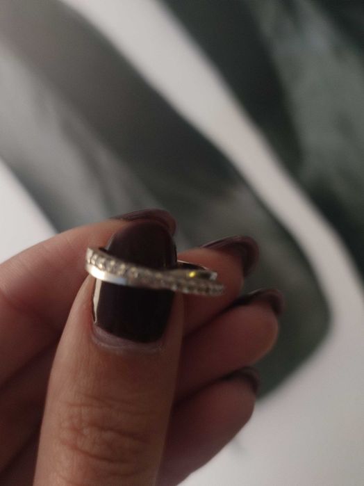 Anel de ouro branco com diamantes