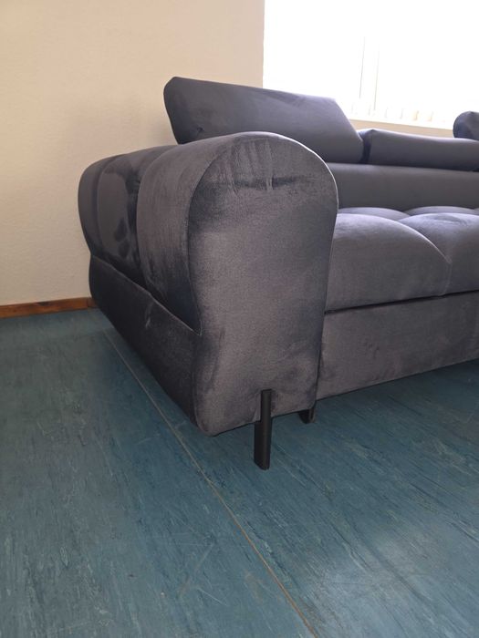 Sofa narożna z regulowanymi zagłówkami oraz z funkcją spania
