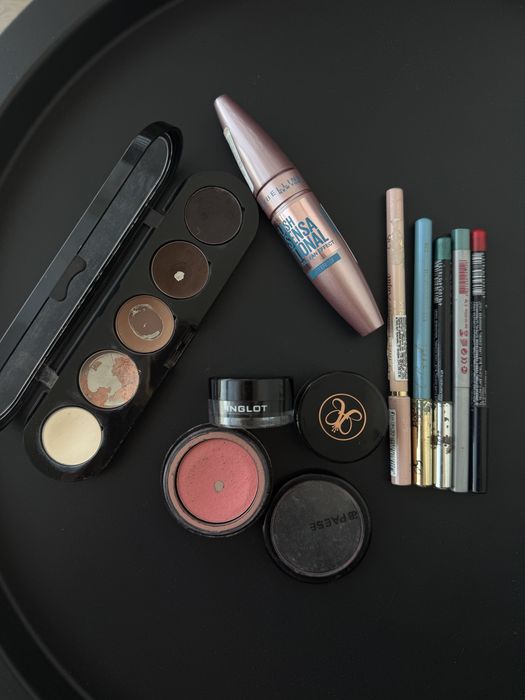 Тіні Atelier, підводка Inglot, румяна Paese, олівець для каялу світлий, олівці для очей, губ, водостійка туш