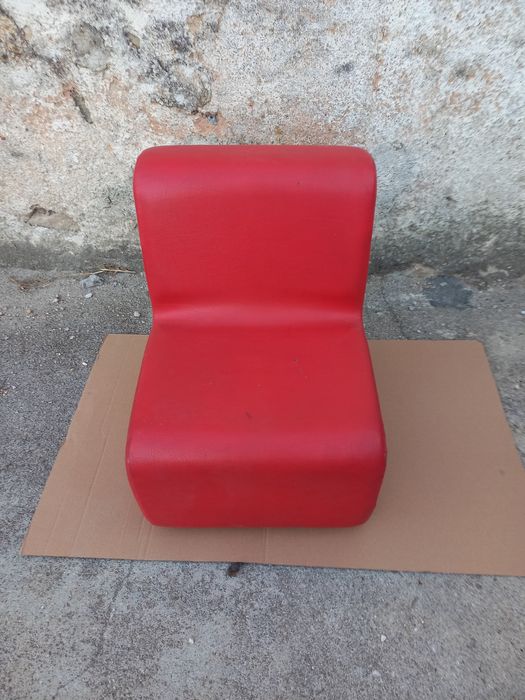 Vende se sofá/puff de criança em pele