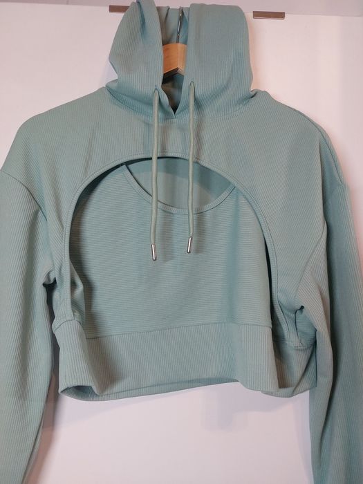 Bluza z wycięciem w dekolcie krótka bluzaz kapturem 38/M sweter