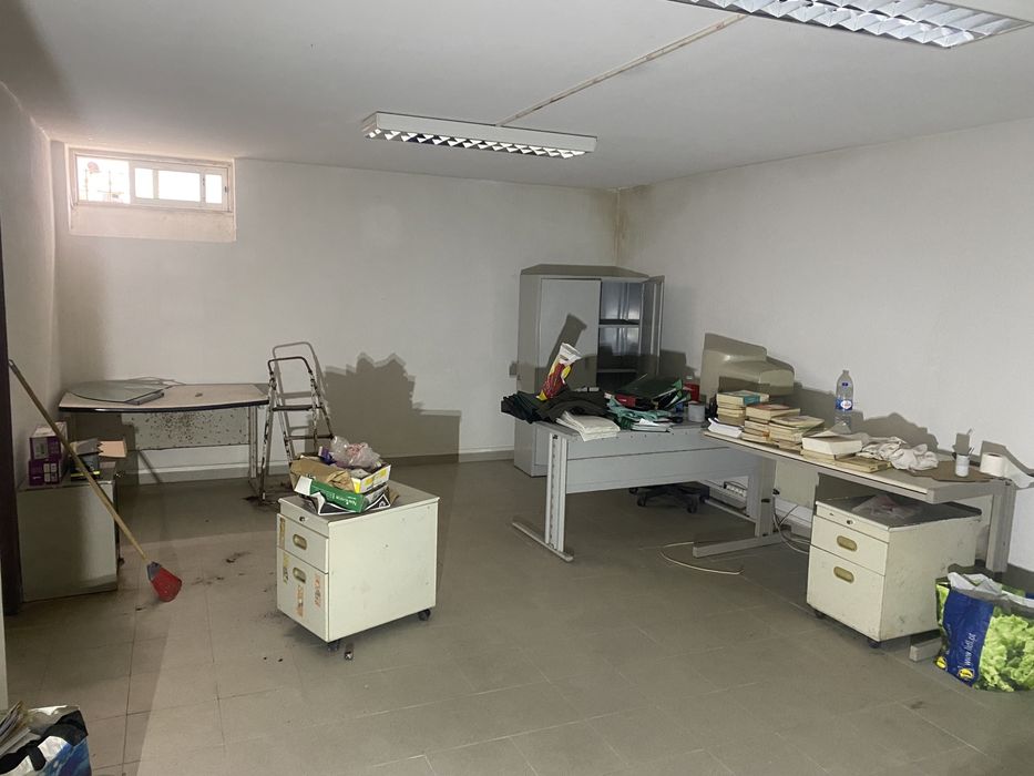 Aluga-se loja em cave em Alcochete