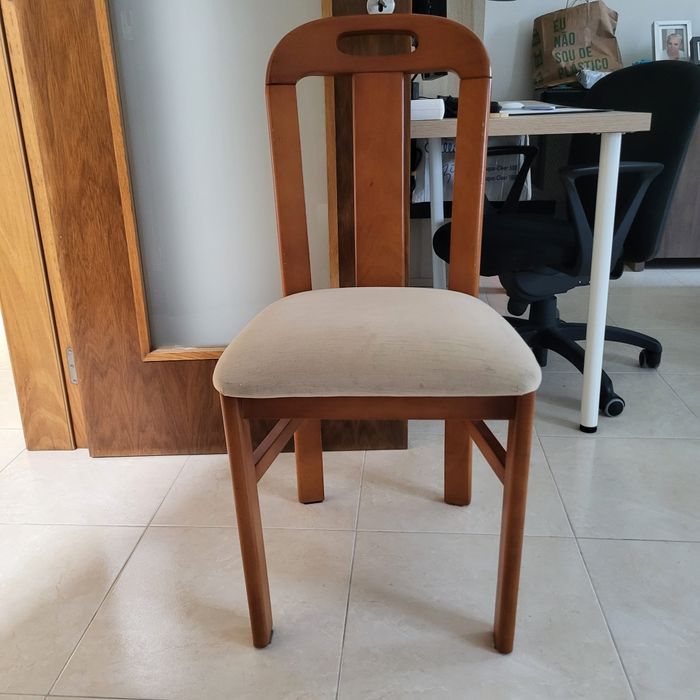 6 cadeiras em madeira