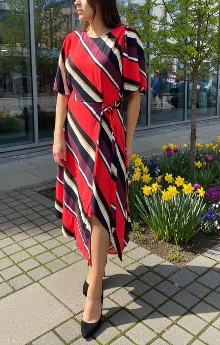 Яскрава асиметрична сукня в смужку р.16