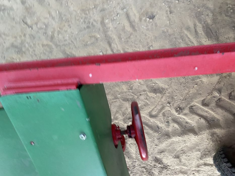 Podajnik do trocin,zrebki,ziemi itp.Zabierak materialu.