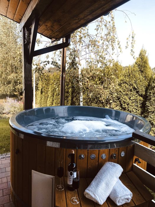 |DOSTĘPNY 4-6 WRZEŚNIA | Domki całoroczne z basenem i prywatnym jacuzzi | Noclegi Bałtów | Magiczny Zakątek