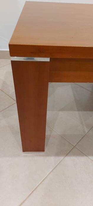 Mesa apoio quadrada em cor cerejeira