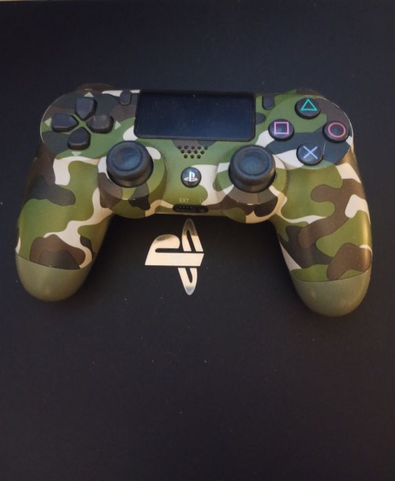 Konsola ps4 pro z padem i grami