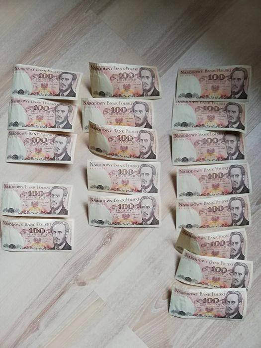 Banknoty 100,- zł z 1988 roku, kolejne numery.