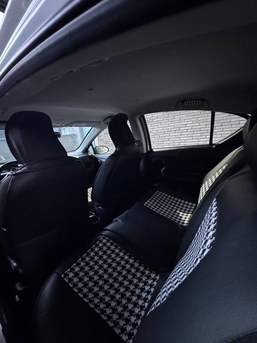 Машина  Toyota prius