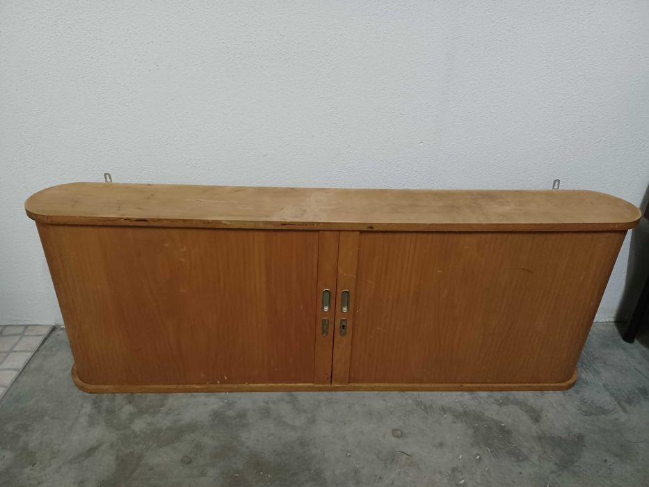 Armário de parede abertura sistema persiana