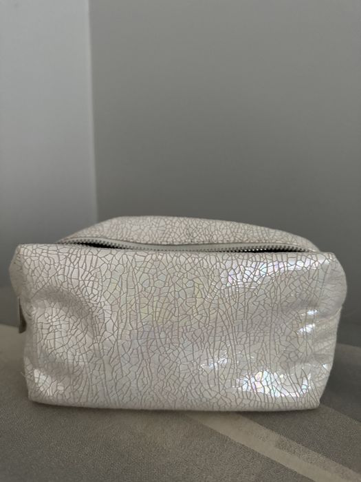 Biala kosmetyczka syrenka mieniaca sie