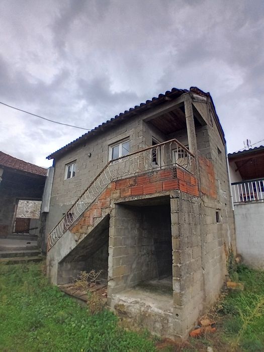 Quinteiro com 5 casas  1 habitavel , 1 semi habitável e 3 para restauro . Com terreno .