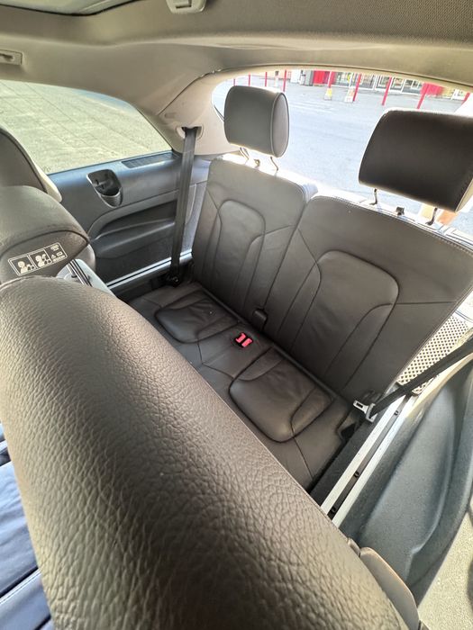 Позашляховик Audi Q7