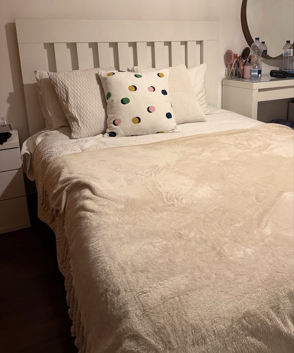 Cama Branca/ com estrado incluido