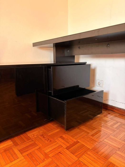 Vendo secretária muito boa a bom preço