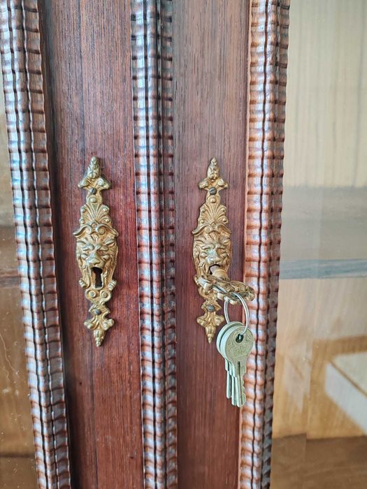 Móvel em muito bom estado em pau santo - Medidas: 1.38m X 2.10m