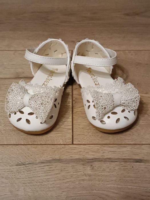 Pantofle baleriny r.22 białe eleganckie dziewczynka