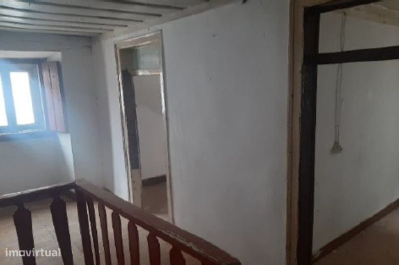 Moradia T4 para Renovar c/ Pátio e Churrasqueira | Centro do Cadaval