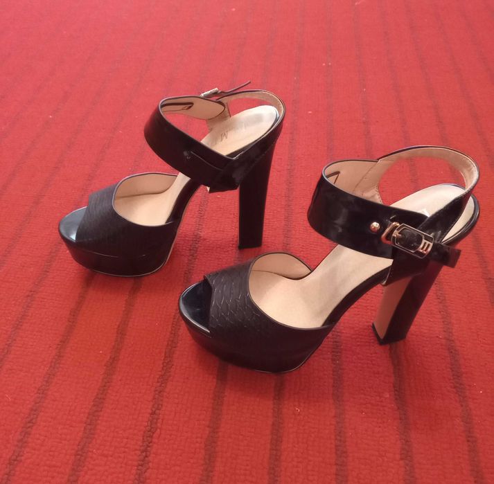 Босоніжки на масивному каблуку ELMIRA