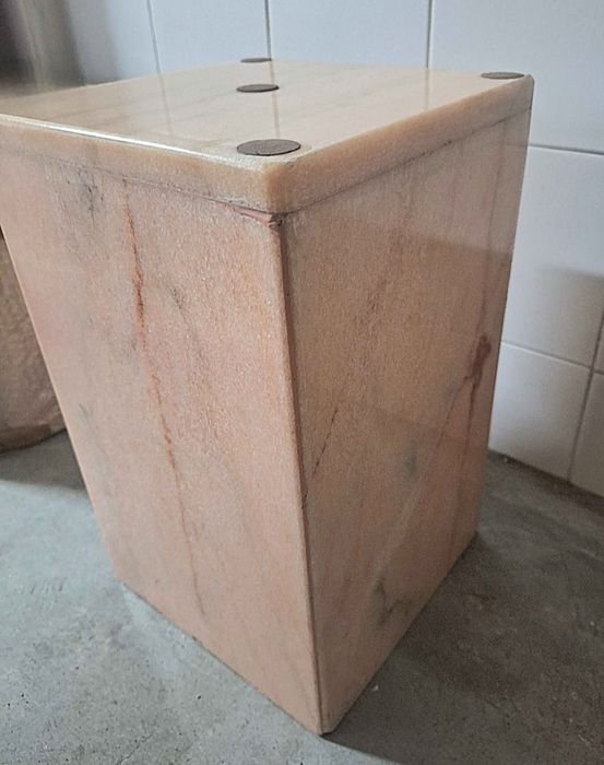 Coluna em mármore rosa