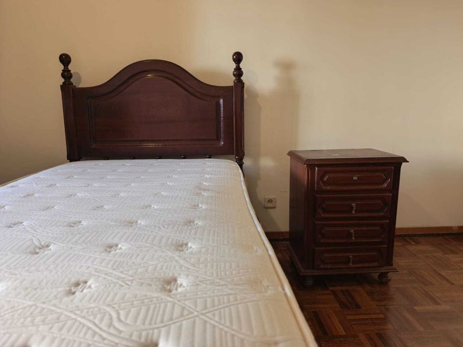 Cama Individual com mesa de cabeceira