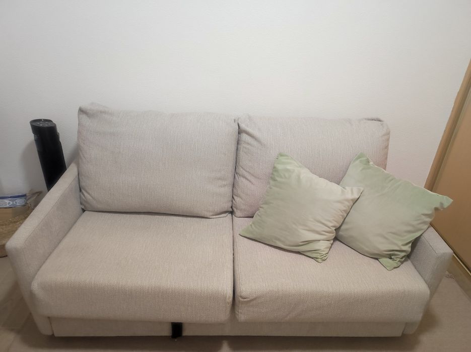 Sofá cama muito confortável com cama embutida.