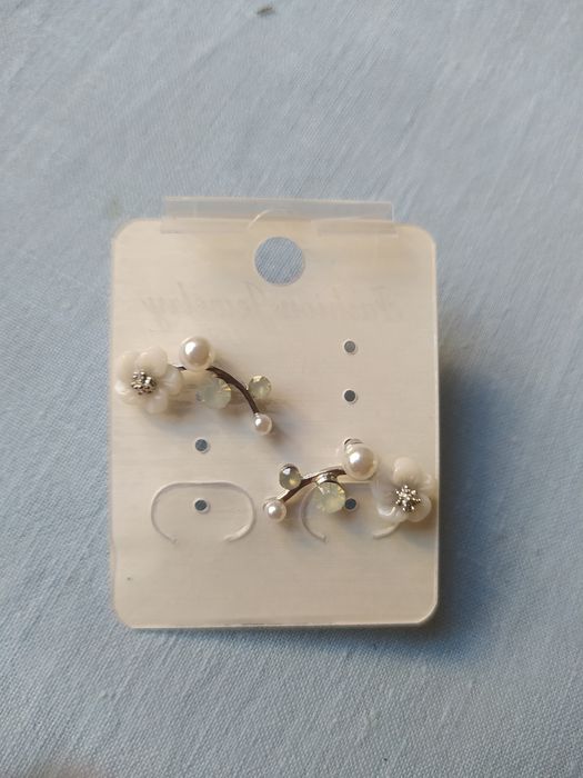 Brincos prateados com flores brancas e pérolas NOVOS