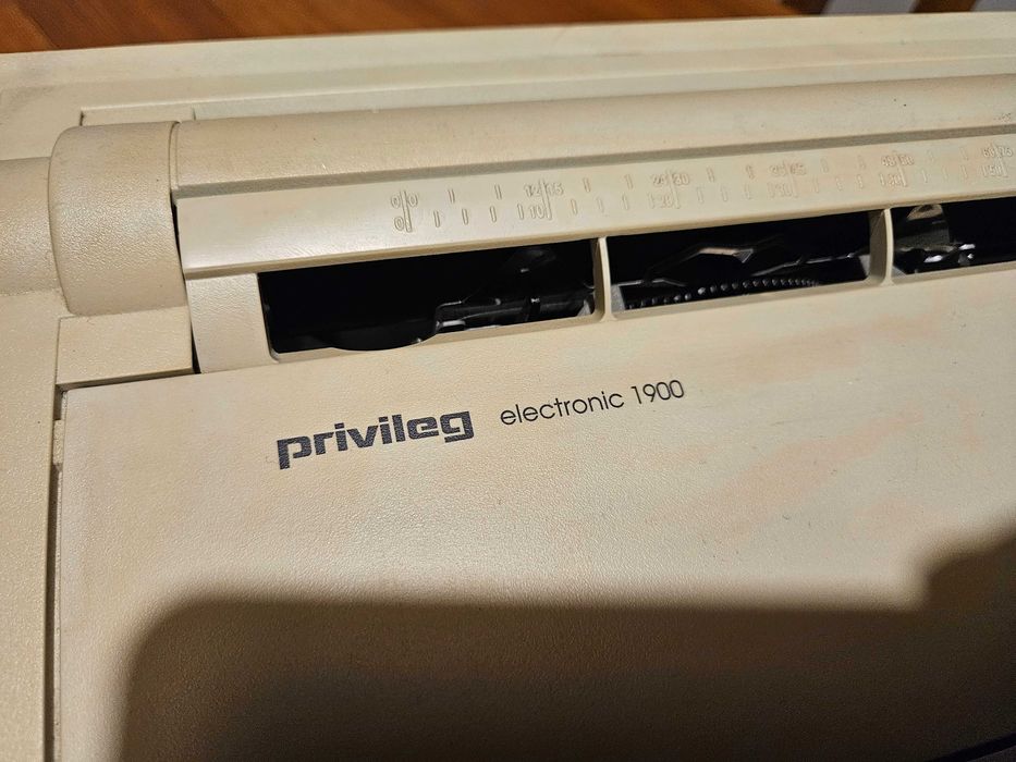Elektroniczna maszyna do pisania "privileg electronic 1900"