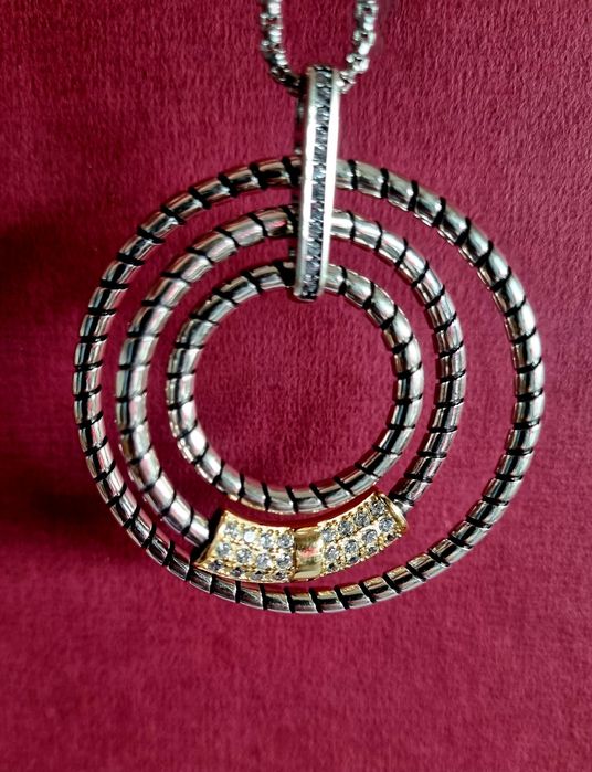 Colar prateado, em aço, pingente muito elegante com zirconias.