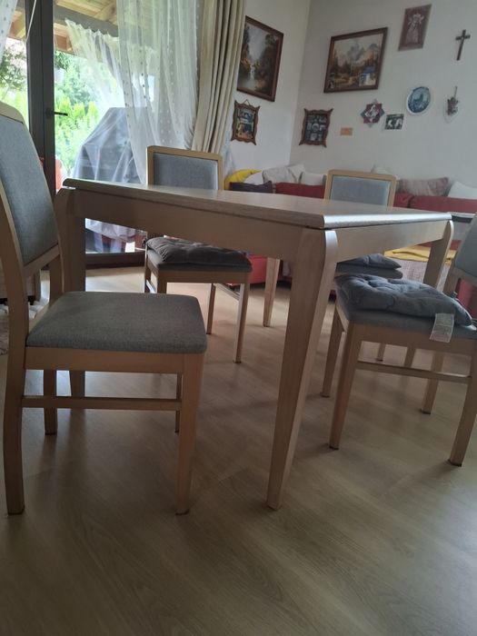 Duży pokojowy stół