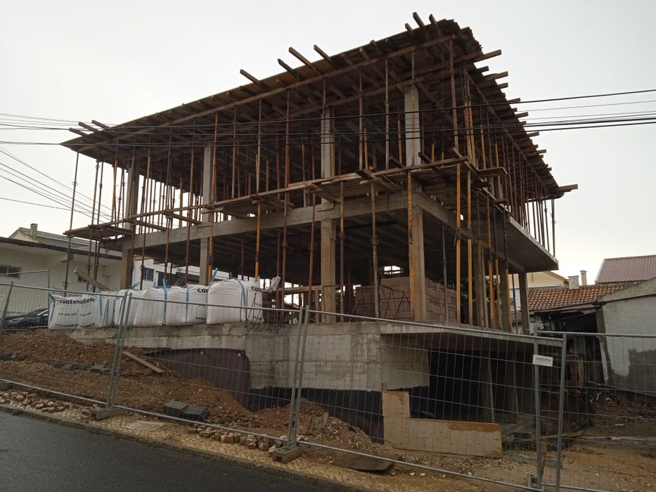Vitorino & louro construção civil lda