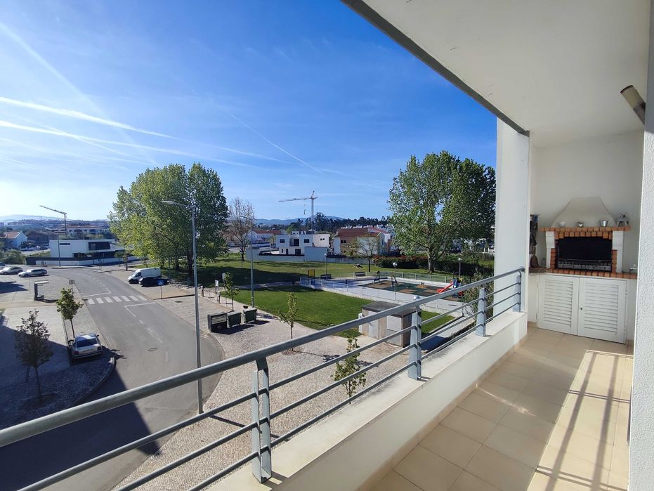 T3 Duplex de Excelência | 250 m² de Área Bruta | Garagem Dupla | Excelente Vista | Quinta do Barroso | 15 Minutos de Coimbra